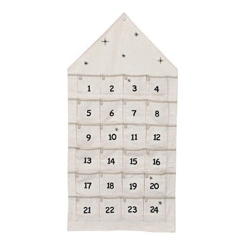 Cremefarbener Adventskalender in Hausform aus Textil mit 24 aufgenähten Taschen und schwarzen Zahlen