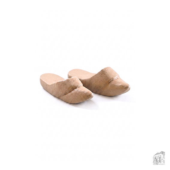 Ein Paar holzbeige Holzschuhe aus Polyresin für die Wichteltür, je 3,5 Zentimeter lang, von Det Gamle Apotek