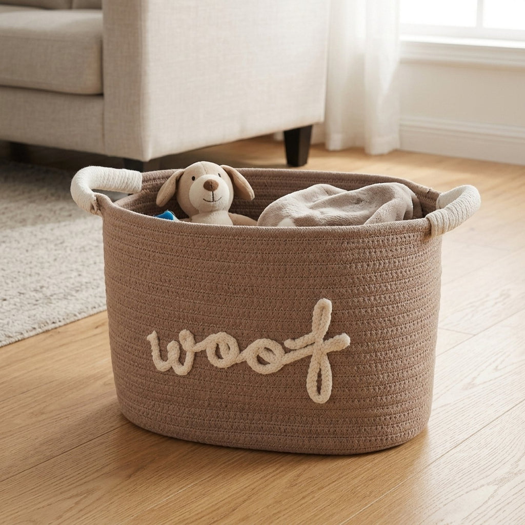Seilkorb woof mit Hundedecke und Plüschhund im Wohnzimmer