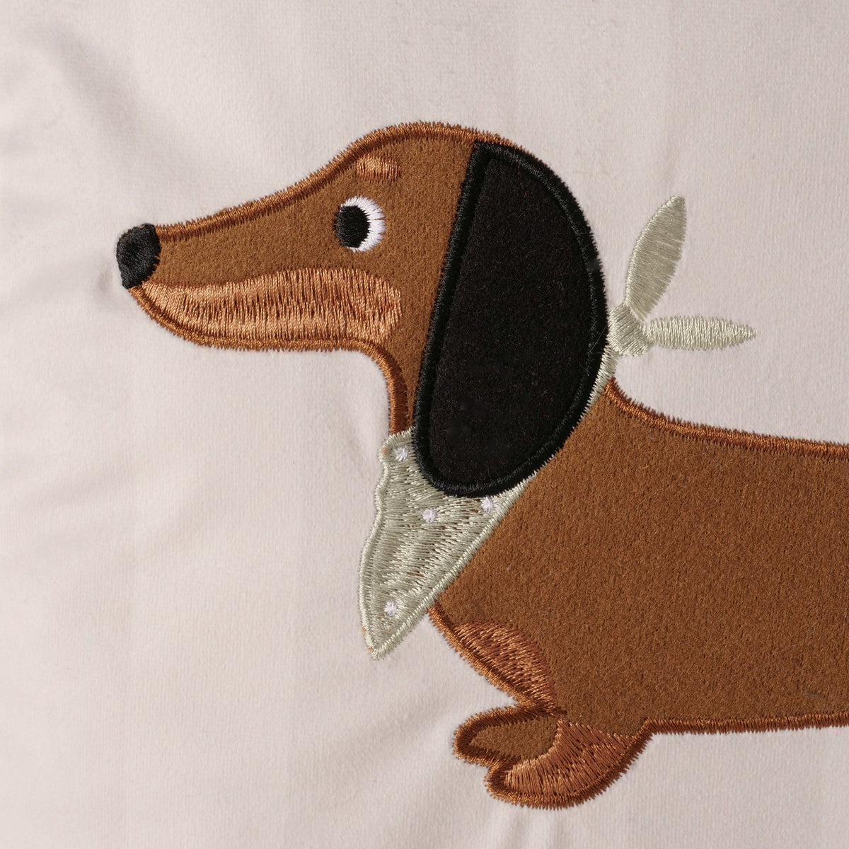 Detail der Dackel-Stickapplikation auf dem Kissen Ferdi