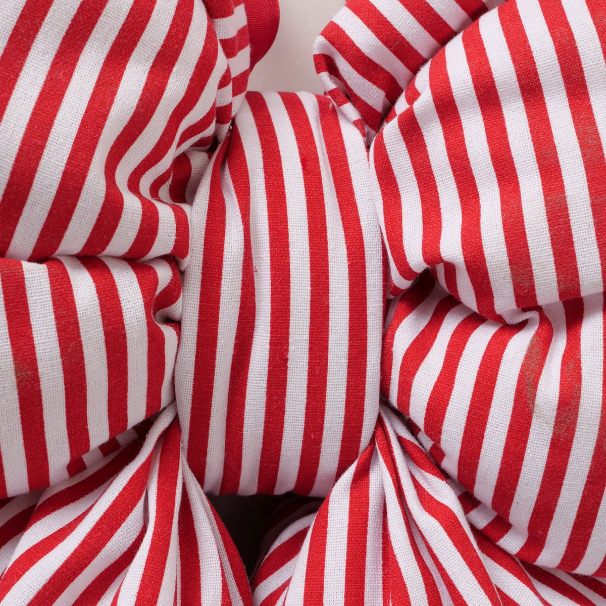 Detail der rot-weißen Streifen der Schleife Bowy