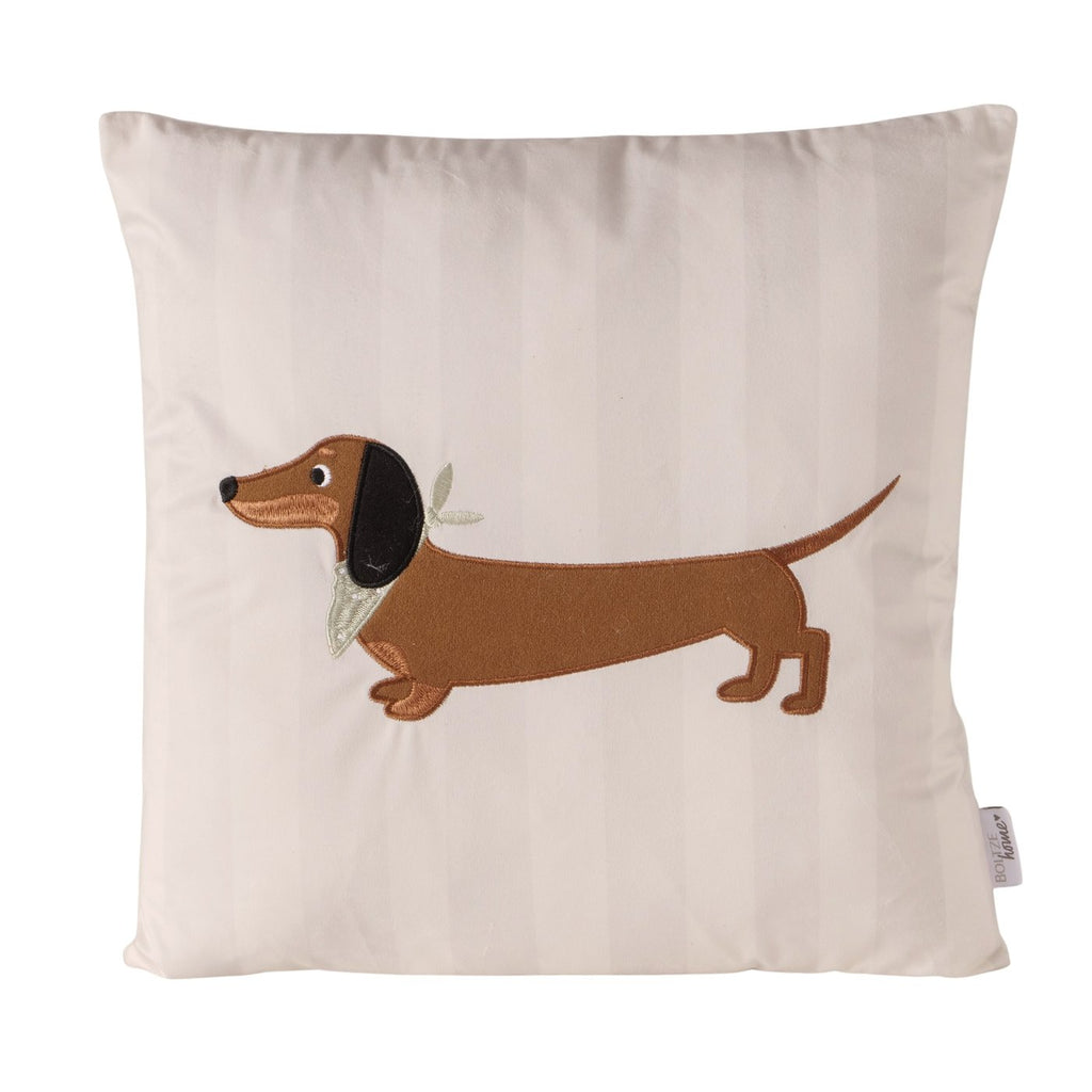 Cremeweißes Kissen Ferdi mit aufgesticktem Dackel im grünen Halstuch, 45 × 45 cm