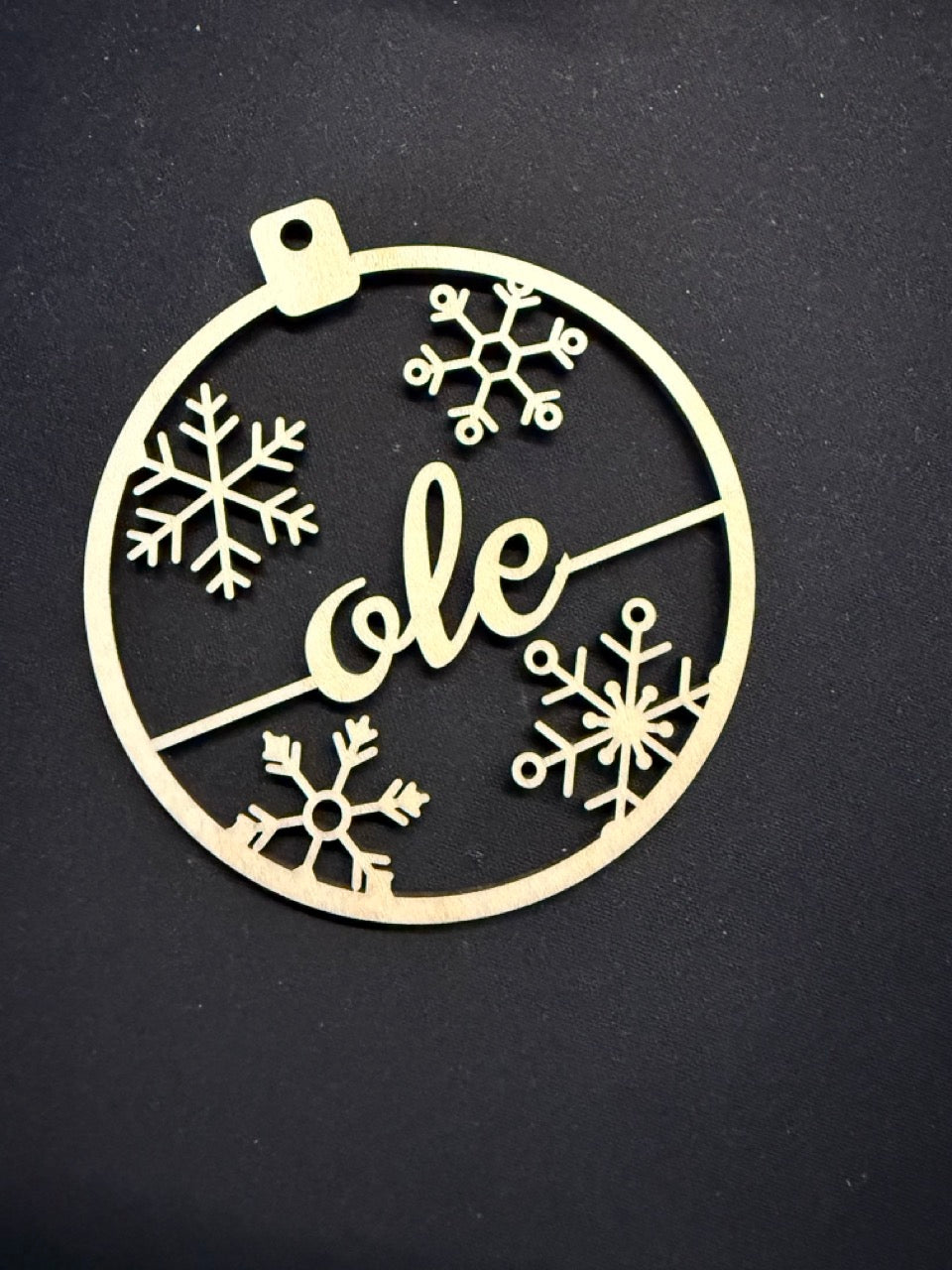 Weihnachtskugel mit Namen aus Lindenholz, Ø 8 cm